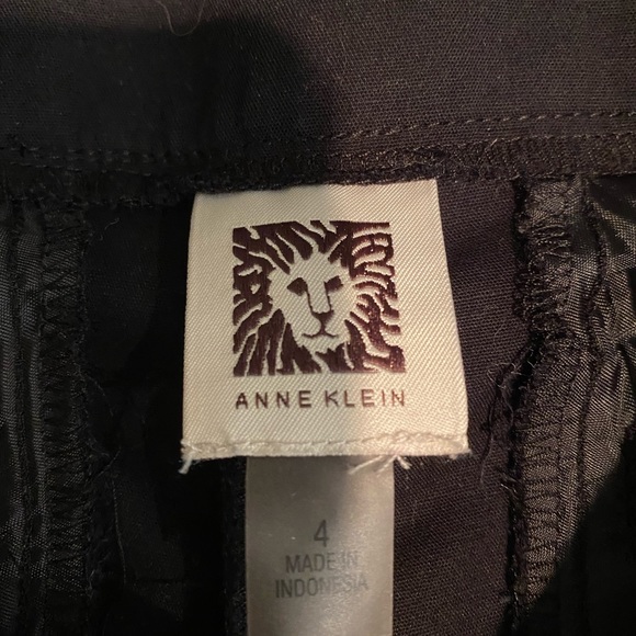 Woman’s black short shorts by Anne Klein size 4. - Picture 3 of 3